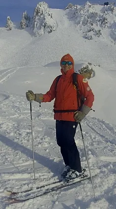 Skifahrer in roter Jacke im Schnee, Ski Aktiv