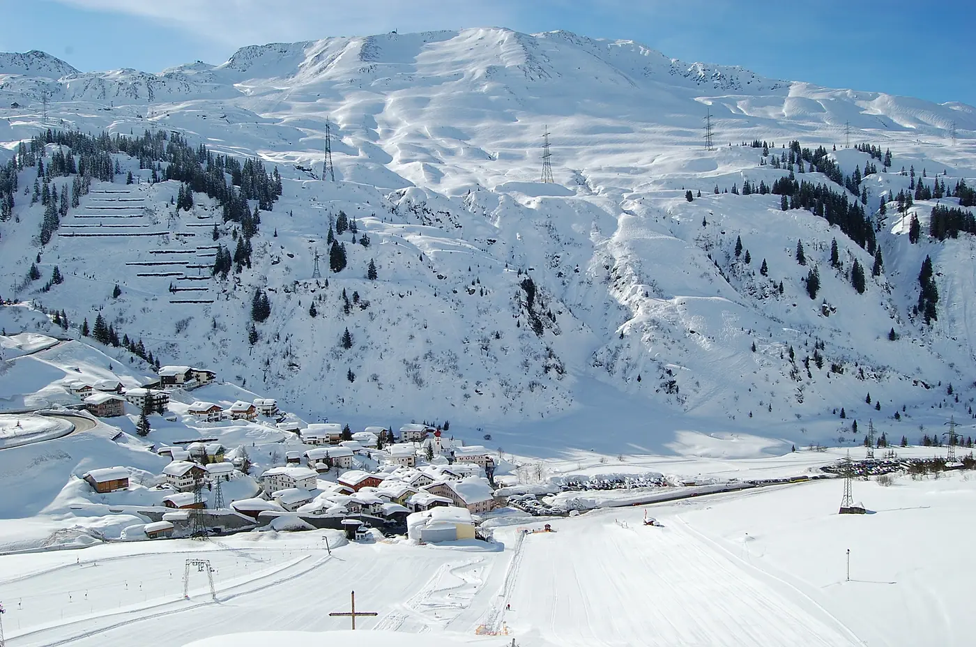 Stuben von oben im Winter: das Dorf unter verschneiten Hängen